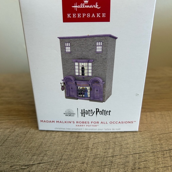 Hallmark  Madam Malkin's Robes For All Occasions -‎ Harry Potter Ornament 2024 - Picture 9 of 16